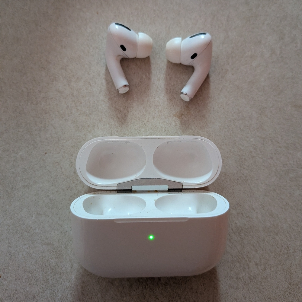 Apple White True Wireless Earbuds with Open Charging Case